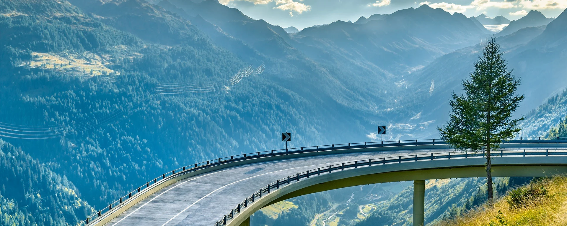 Blick vom Gotthardpass auf die Hauptstrasse 2 nach Süden hinunter ins Val Bedretto in Richtung Nufenenpass