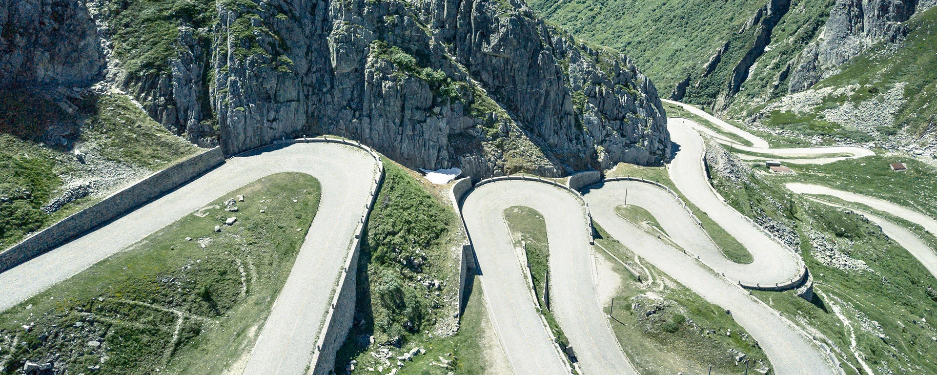 Blick auf die alte Gotthardpassstrasse, die Tremolastrasse, die auf der Nordseite ins Val Tremola hinabführt.