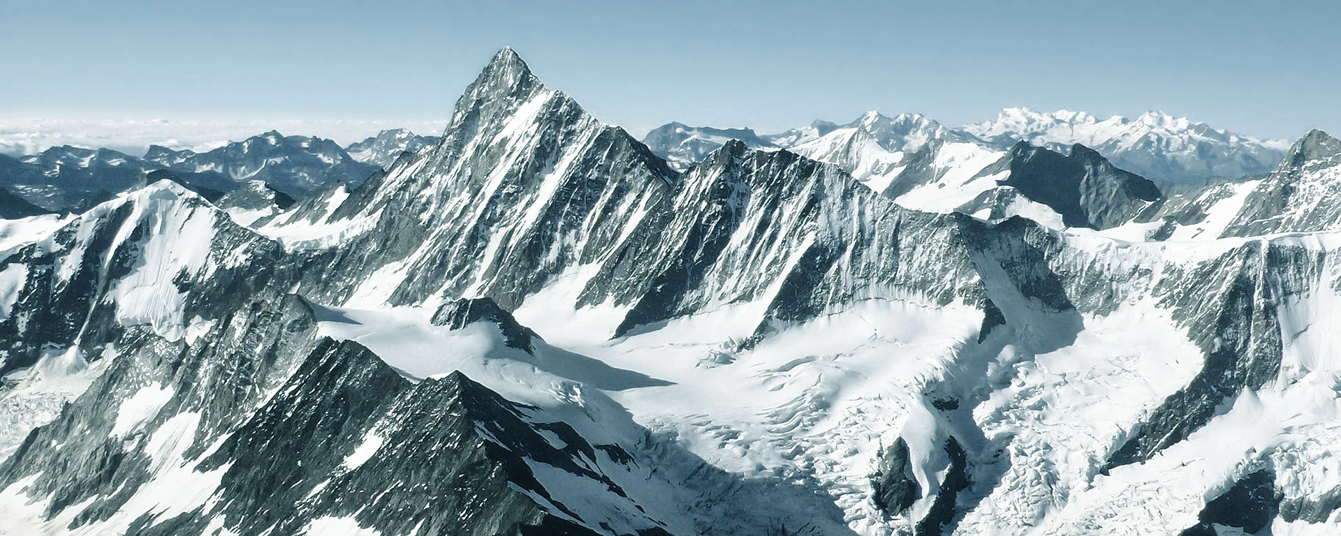 Blick auf das Finsteraarhorn, dem mit 4274 m ü. M. höchsten Gipfel der Berner Alpen.