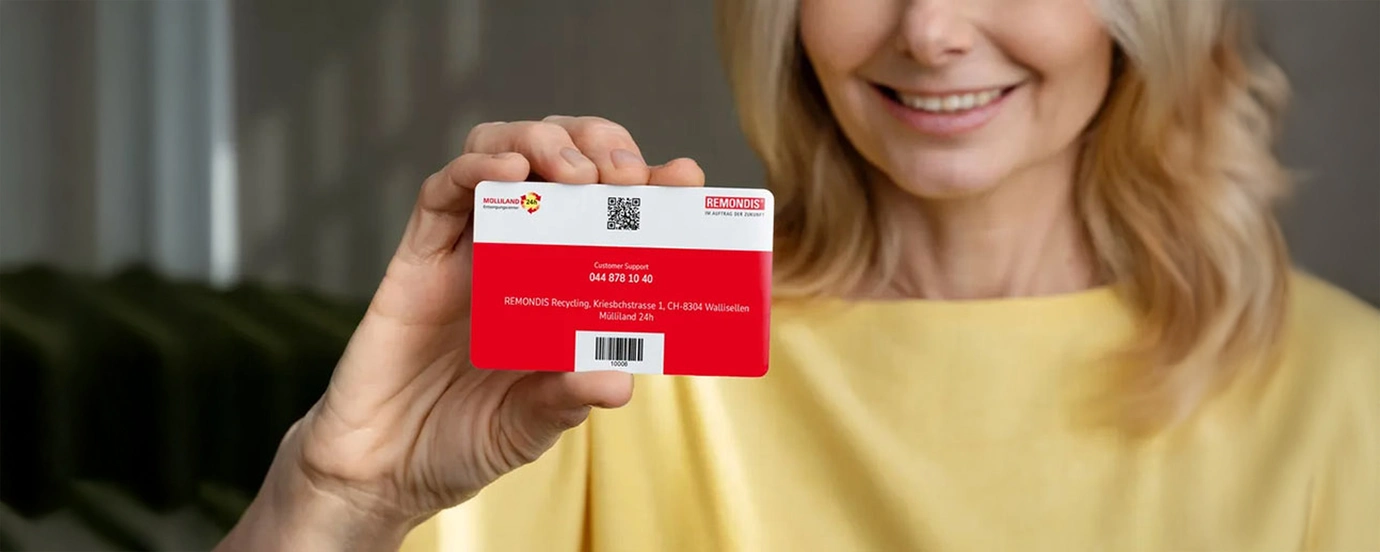 Frau mit der Müllicard in der Hand
