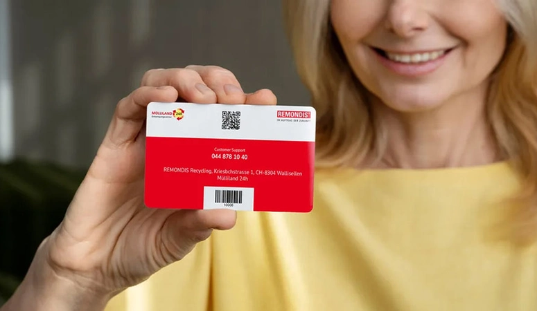 Frau mit der Müllicard in der Hand